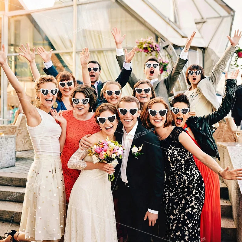 Gafas de corazón personalizables para boda y despedida de soltera con rotuladores DIY, perfectas como regalo para invitados y photocall.
