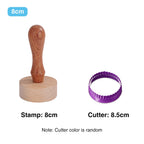 Sello de galletas personalizado de madera con cortador doble cara para crear galletas decoradas con nombres, logotipos o diseños únicos.