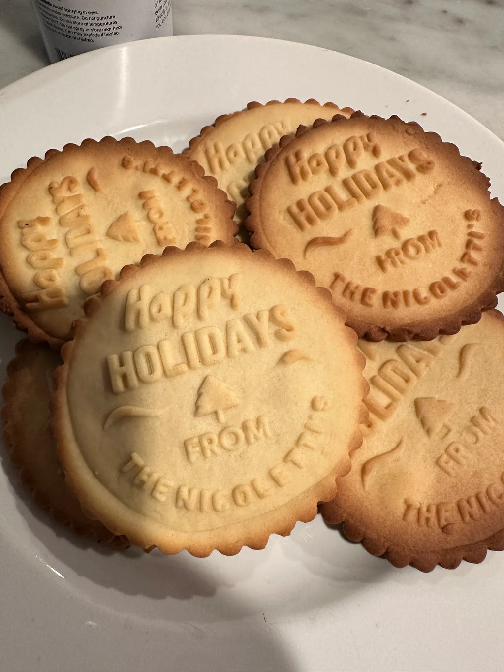 Sello de galletas personalizado de madera con cortador doble cara para crear galletas decoradas con nombres, logotipos o diseños únicos.