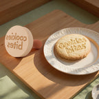 Sello de galletas personalizado de madera con cortador doble cara para crear galletas decoradas con nombres, logotipos o diseños únicos.