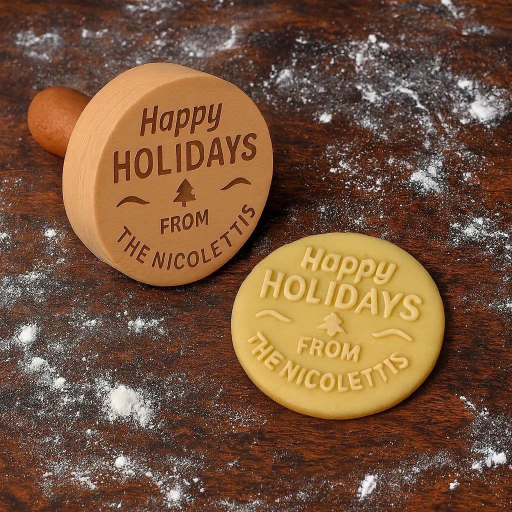 Sello de galletas personalizado de madera con cortador doble cara para crear galletas decoradas con nombres, logotipos o diseños únicos.