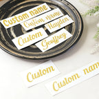 Pegatinas de nombre personalizadas en dorado efecto cristal con acabado elegante, adhesivo fuerte y diseño premium para bodas, regalos y decoración de negocios.