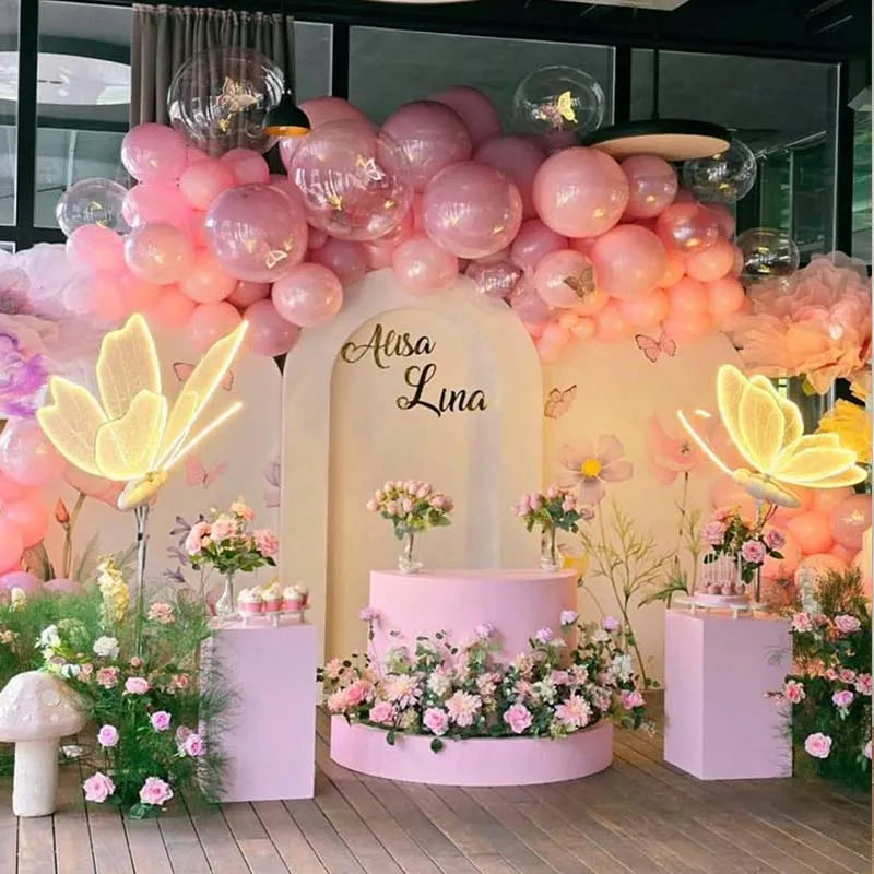 Fondo de arco personalizado con diseño de mariposas rosa y púrpura, decoración de cumpleaños para niña, ideal para fotografía de fiestas y baby shower elegante.