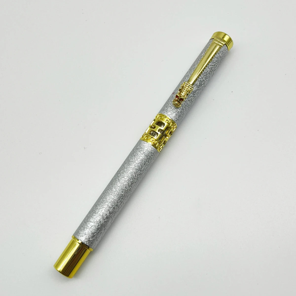 Bolígrafo metálico personalizado con diseño de dragón, grabado láser de nombre o logo, estilo elegante para negocios, firmas y regalos corporativos de lujo.