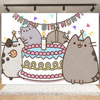 Fondo fotográfico de cumpleaños con gato gris cartoon, ideal para decoración de fiestas infantiles, baby shower y sesiones de fotografía.