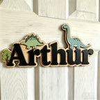 Cartel de madera personalizado con dinosaurios Stegosaurus y Brachiosaurus, decoración para habitación infantil, puerta o guardería, regalo único y adorable.