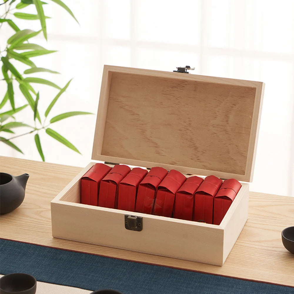 Caja de madera personalizada con tapa y cierre metálico para guardar recuerdos, fotografías, cartas, postales y regalos especiales.