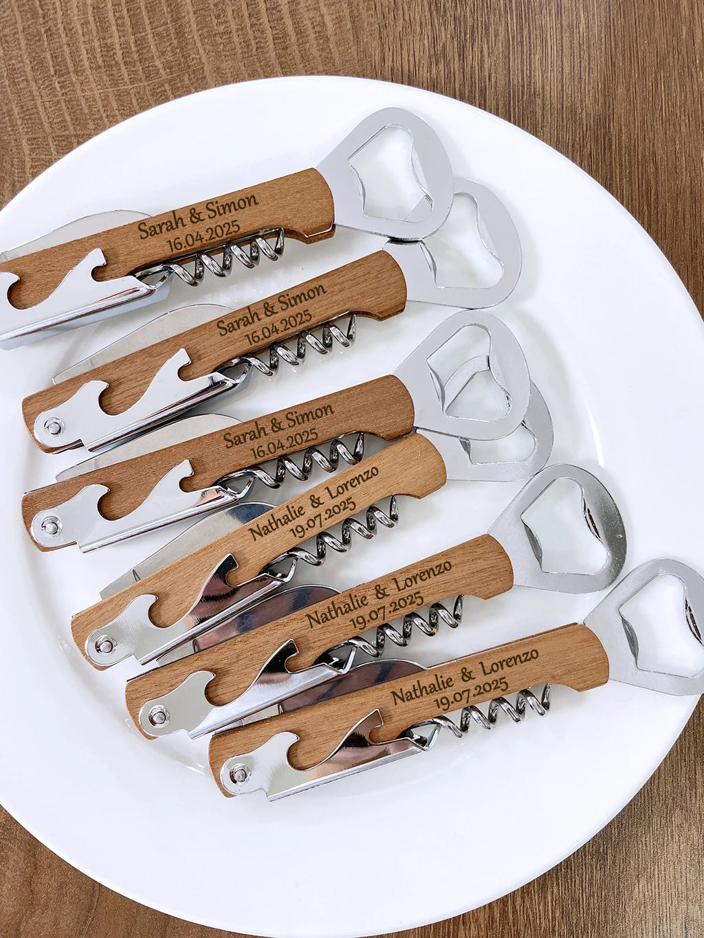 Sacacorchos de madera personalizados con grabado, recuerdos de boda elegantes, regalo funcional para invitados, aniversarios o fiestas especiales.