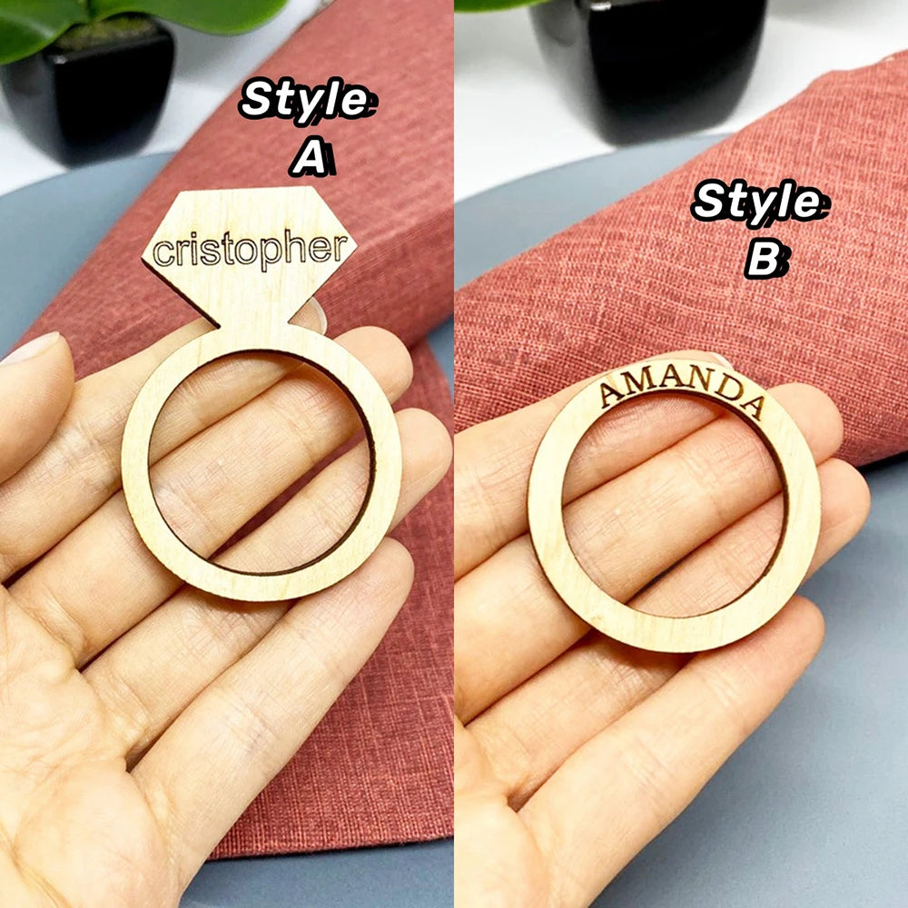 Aros de servilleta de madera personalizados con nombres e iniciales