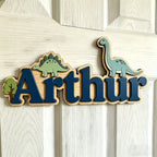 Cartel de madera personalizado con dinosaurios Stegosaurus y Brachiosaurus, decoración para habitación infantil, puerta o guardería, regalo único y adorable.