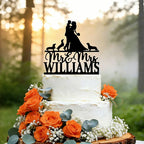 Cake topper personalizado Mr & Mrs con apellido para boda en acrílico o madera sobre pastel de celebración.