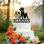 Cake topper personalizado Mr & Mrs con apellido para boda en acrílico o madera sobre pastel de celebración.