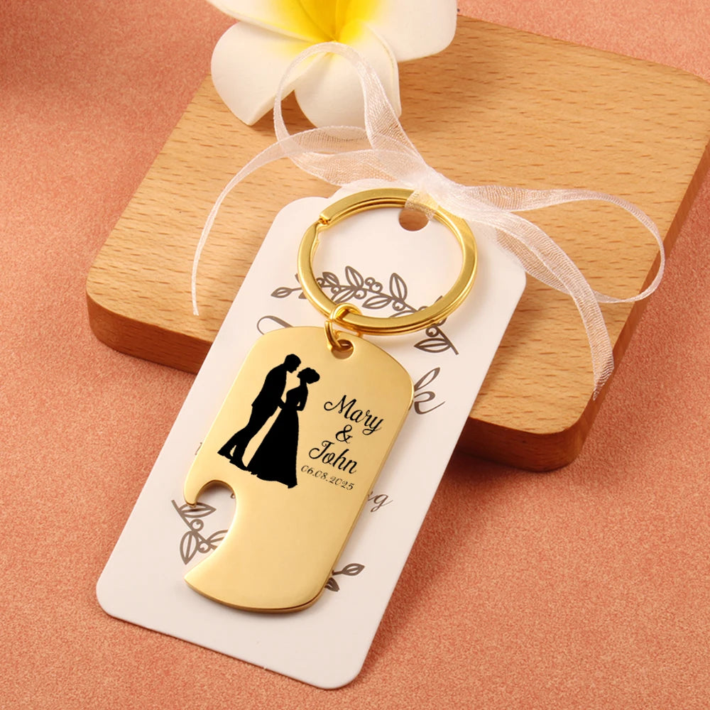 Llavero abridor personalizado de acero inoxidable con grabado láser de nombre y fecha, ideal como recuerdo de boda y regalo para invitados.