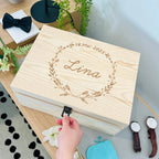 Caja de madera personalizada con tapa y cierre metálico para guardar recuerdos, fotografías, cartas, postales y regalos especiales.