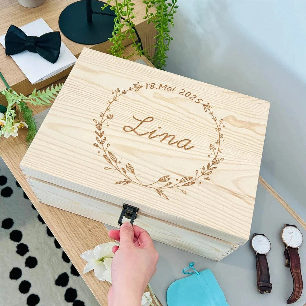 Caja de madera personalizada con tapa y cierre metálico para guardar recuerdos, fotografías, cartas, postales y regalos especiales.