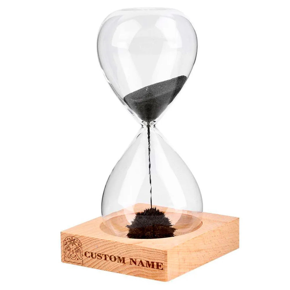 Reloj de arena personalizado con nombre y base de madera, diseño creativo con efecto natural en espejo, ideal para regalo de boda, fiesta y decoración elegante.