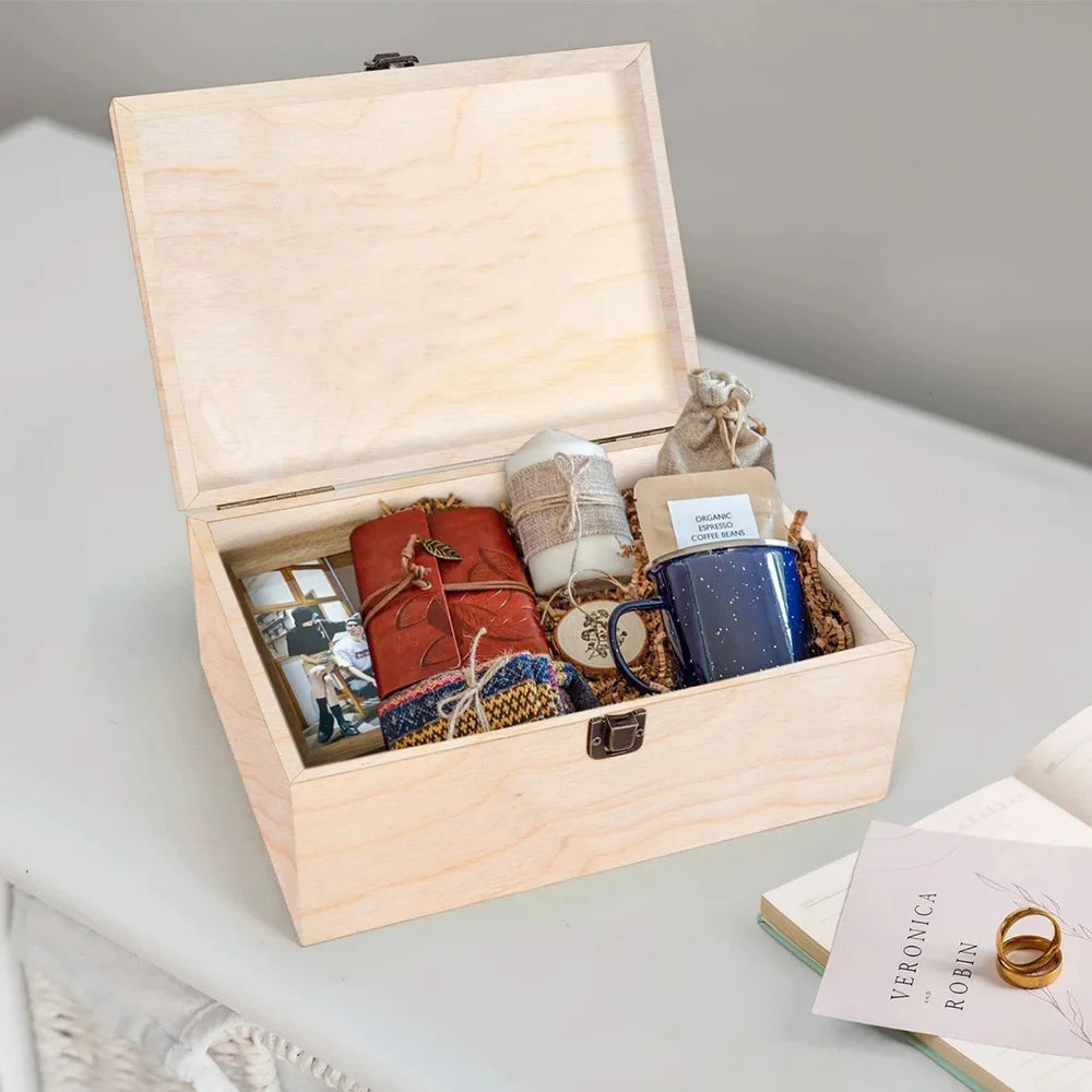 Caja de madera personalizada con tapa y cierre metálico para guardar recuerdos, fotografías, cartas, postales y regalos especiales.