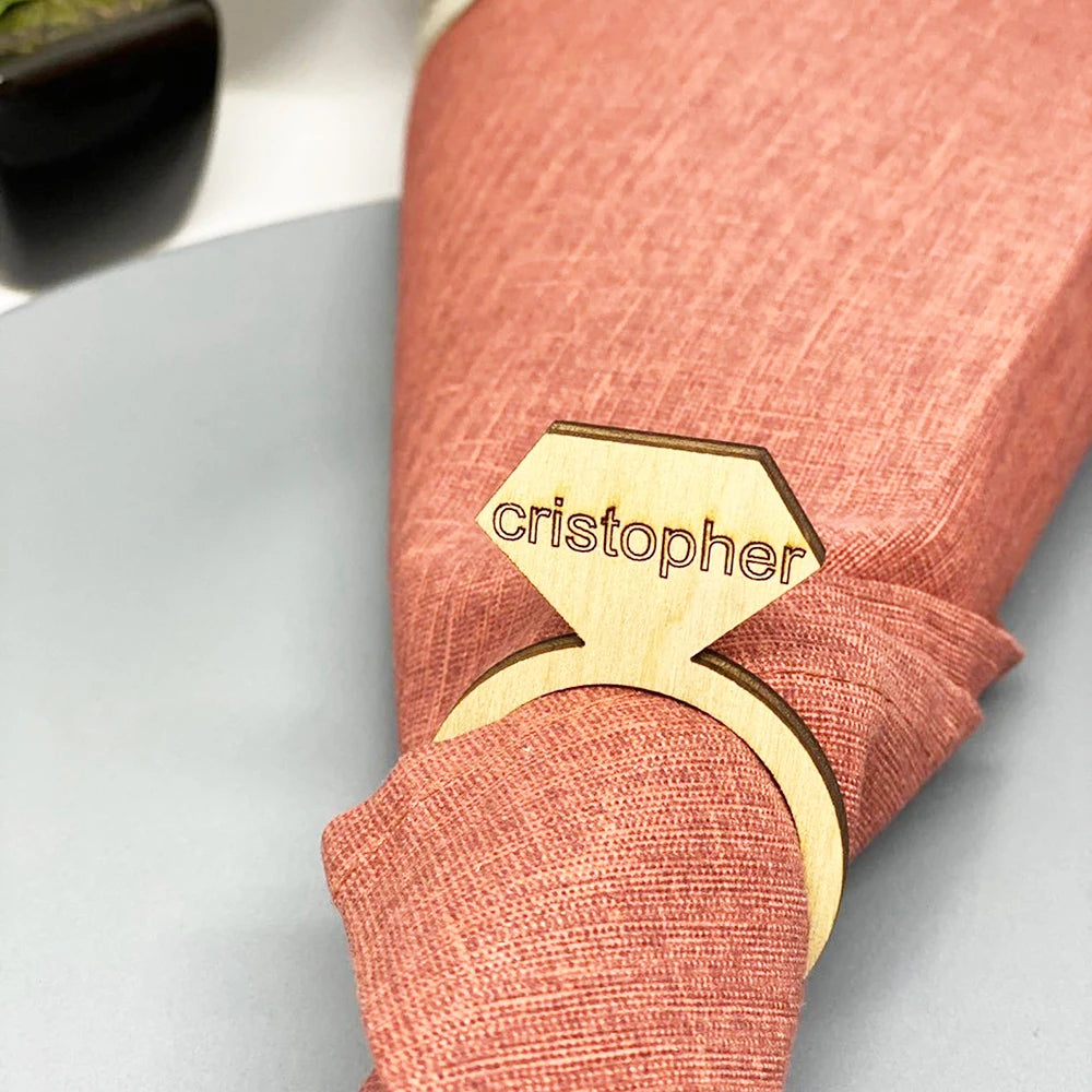Aros de servilleta de madera personalizados con nombres e iniciales