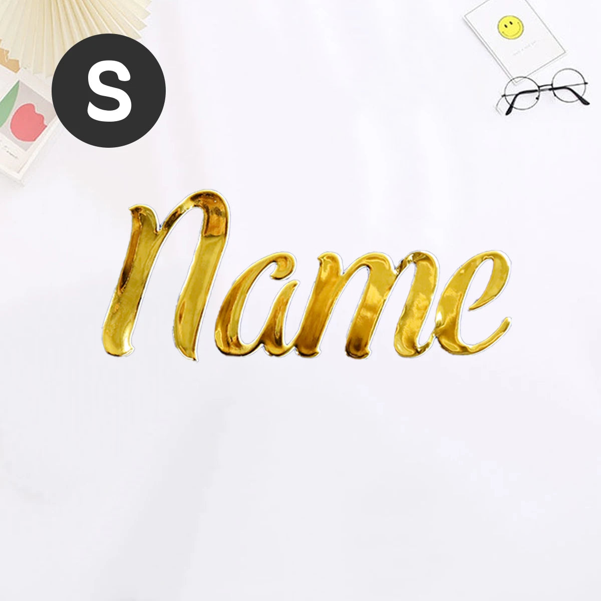 Pegatinas de nombre personalizadas en dorado efecto cristal con acabado elegante, adhesivo fuerte y diseño premium para bodas, regalos y decoración de negocios.