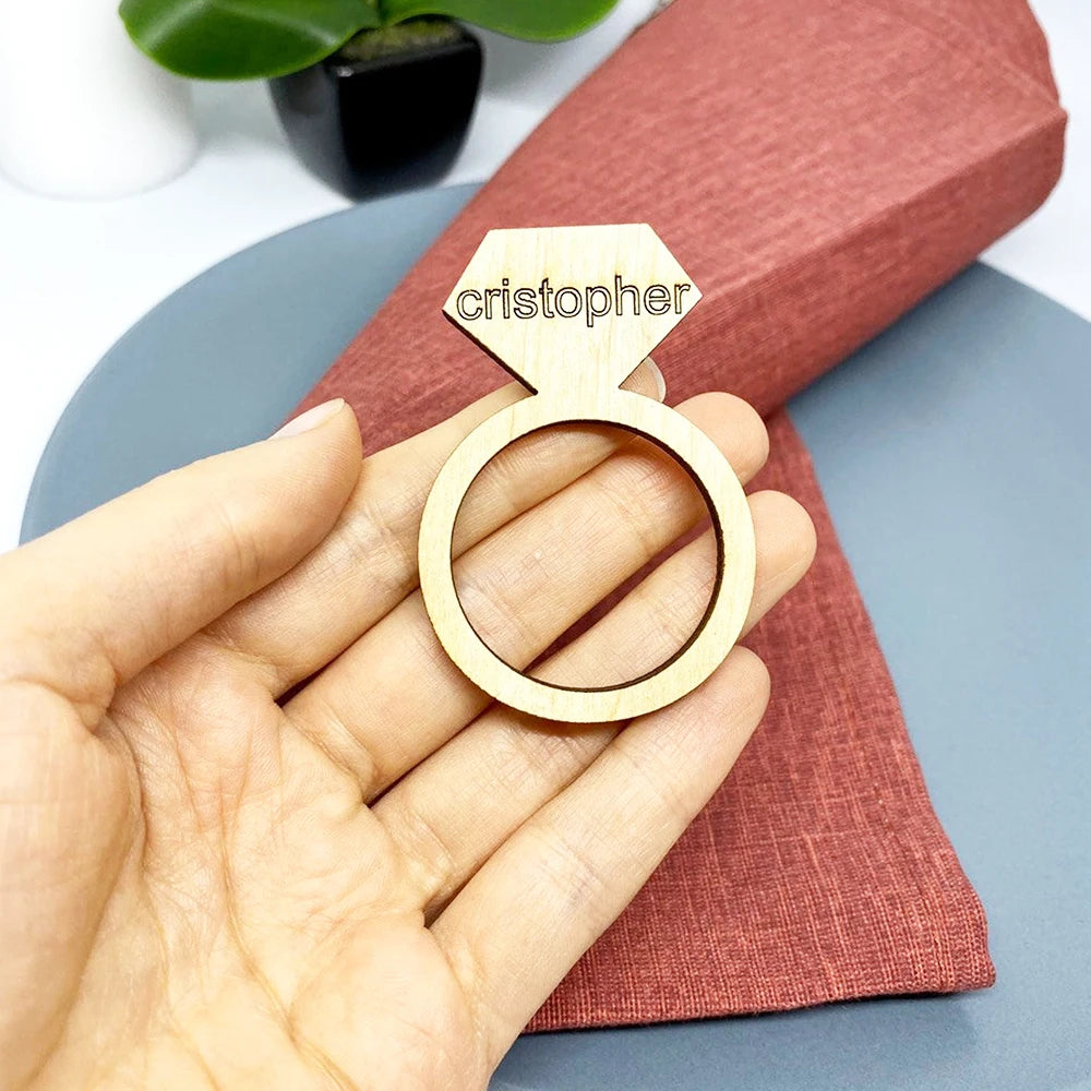 Aros de servilleta de madera personalizados con nombres e iniciales