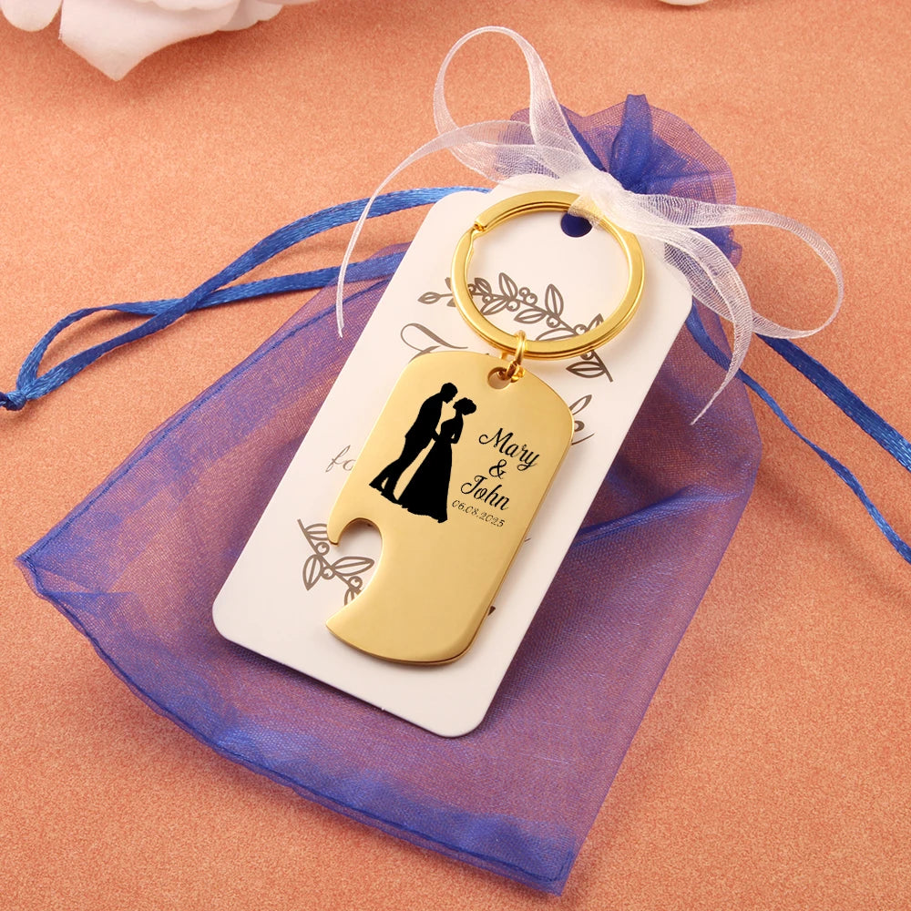 Llavero abridor personalizado de acero inoxidable con grabado láser de nombre y fecha, ideal como recuerdo de boda y regalo para invitados.