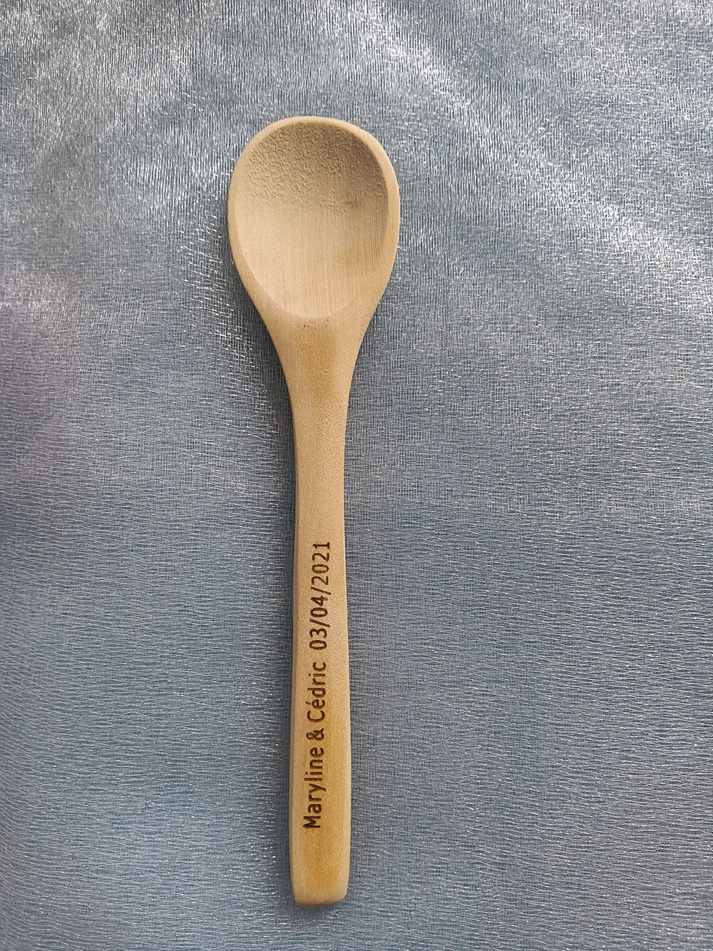 Cuchara de madera personalizada con nombre y logo grabado