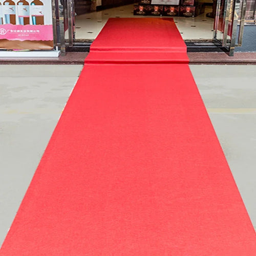 Alfombra de pasillo en rojo, enrollada
