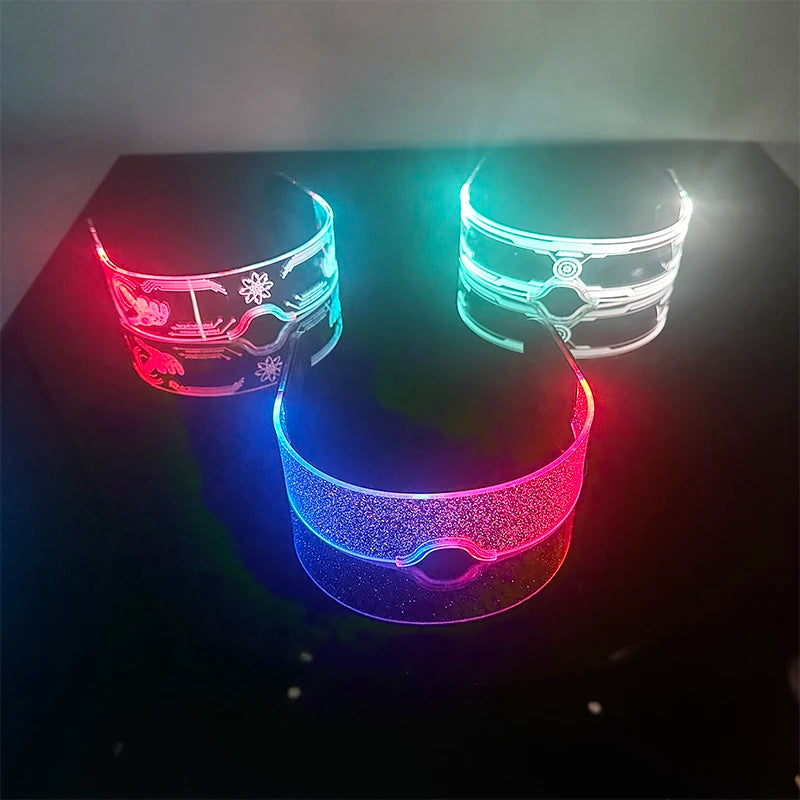 Invitado con gafas LED en la barra libre