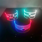 Invitado con gafas LED en la barra libre