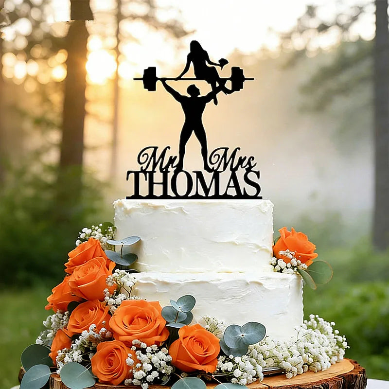 Cake topper personalizado Mr & Mrs con apellido para boda en acrílico o madera sobre pastel de celebración.
