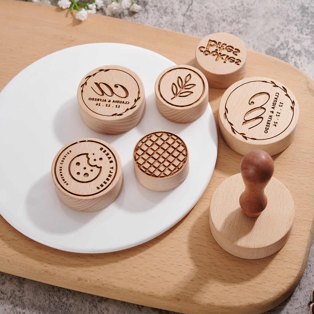 Sello de galletas personalizado de madera con cortador doble cara para crear galletas decoradas con nombres, logotipos o diseños únicos.