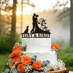 Cake topper personalizado Mr & Mrs con apellido para boda en acrílico o madera sobre pastel de celebración.