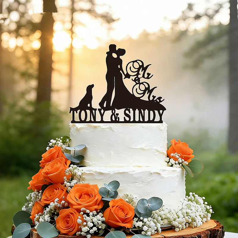 Cake topper personalizado Mr & Mrs con apellido para boda en acrílico o madera sobre pastel de celebración.