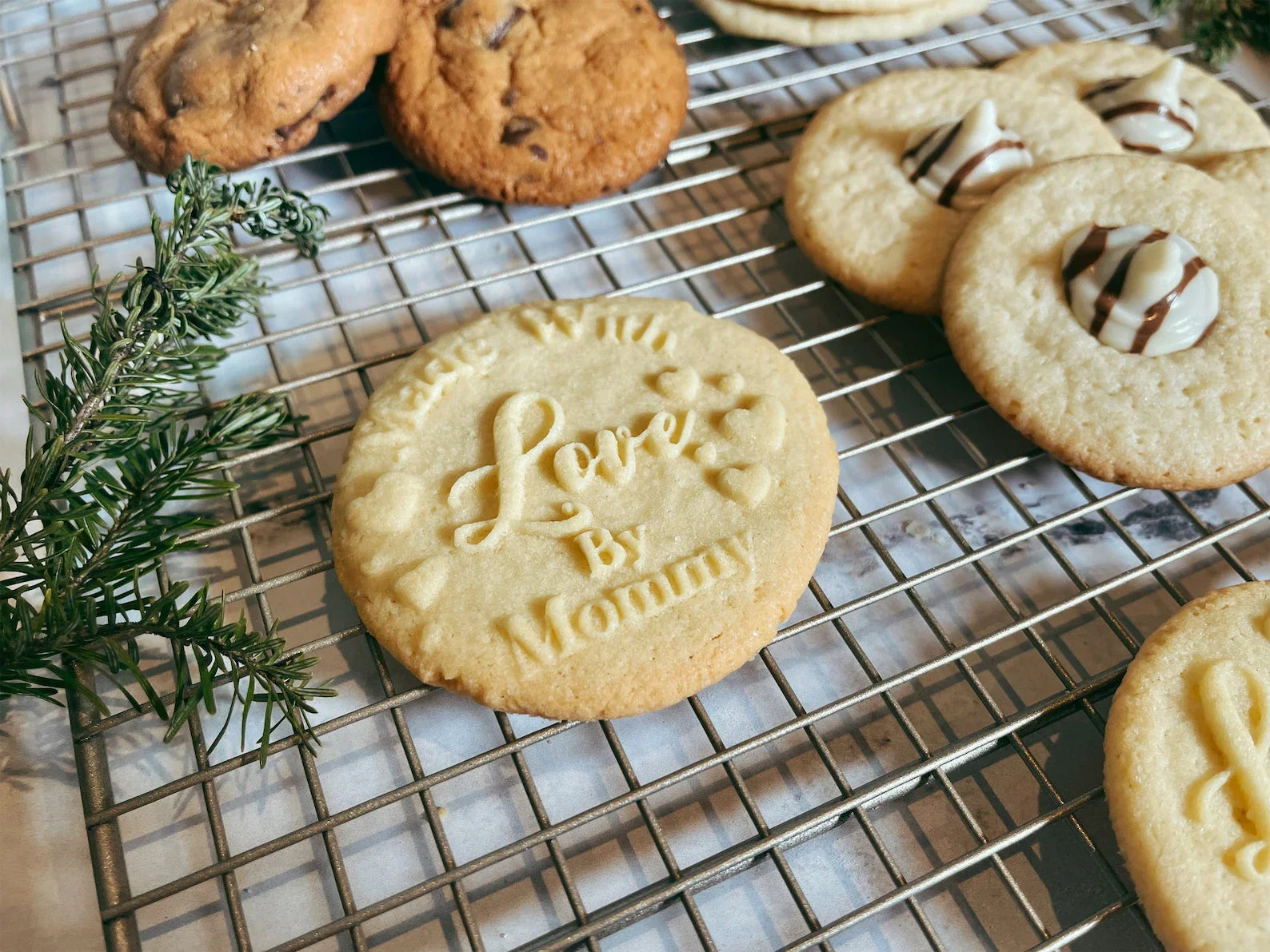 Sello de galletas personalizado de madera con cortador doble cara para crear galletas decoradas con nombres, logotipos o diseños únicos.