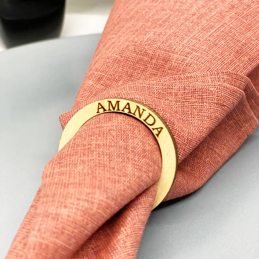 Aros de servilleta de madera personalizados con nombres e iniciales