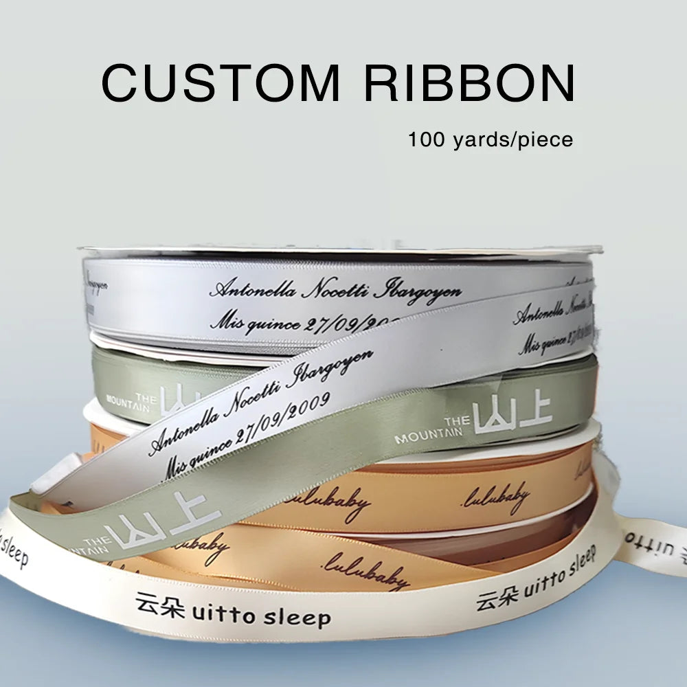 Cinta de satén personalizada con logo y texto impreso para bodas, regalos, decoración de eventos, packaging de marca y proyectos de manualidades.