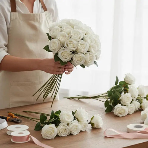 Detalle de los pétalos de la rosa artificial blanca