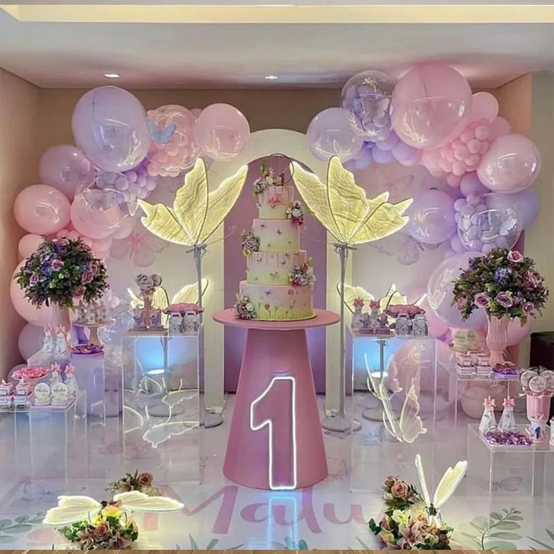Fondo de arco personalizado con diseño de mariposas rosa y púrpura, decoración de cumpleaños para niña, ideal para fotografía de fiestas y baby shower elegante.