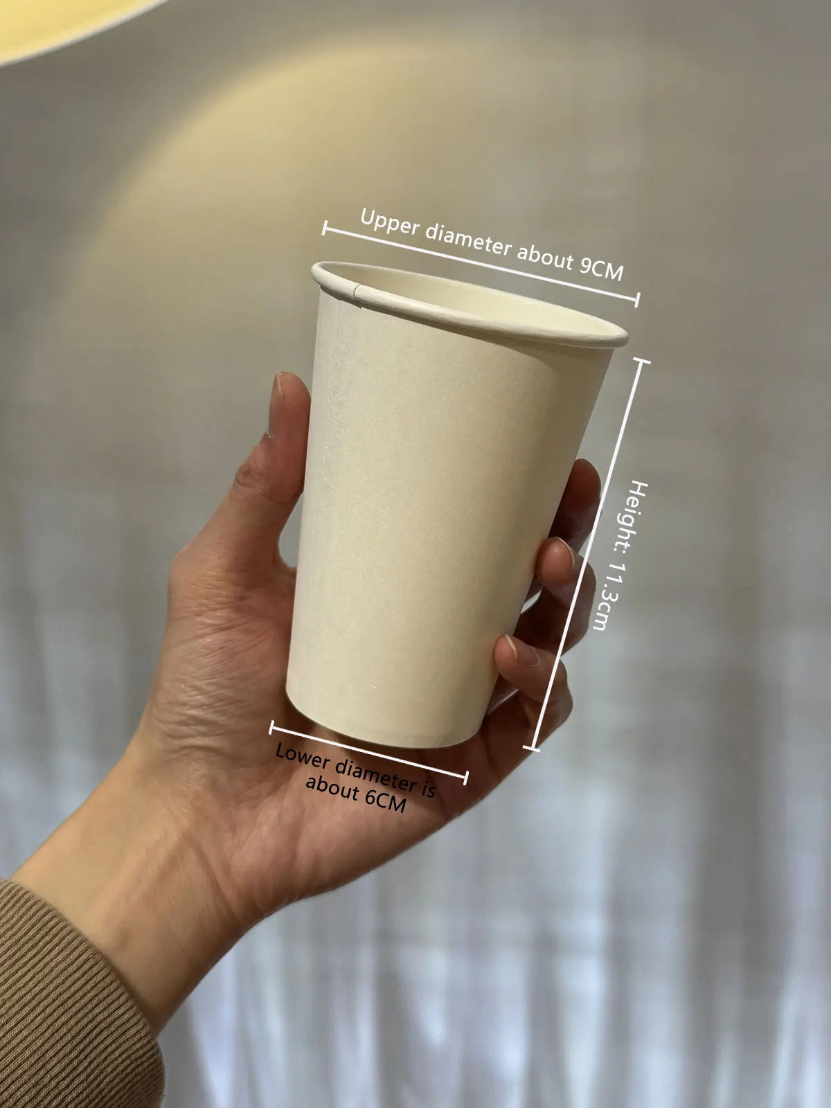 Vasos de papel personalizados de 250ml con nombre o logo, desechables y ecológicos, ideales para fiestas, bodas y eventos con diseño personalizado elegante.