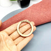 Aros de servilleta de madera personalizados con nombres e iniciales