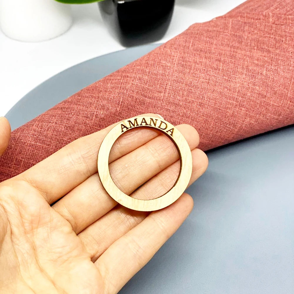 Aros de servilleta de madera personalizados con nombres e iniciales