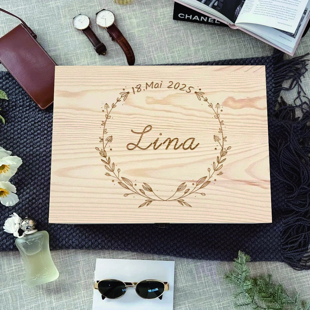 Caja de madera personalizada con tapa y cierre metálico para guardar recuerdos, fotografías, cartas, postales y regalos especiales.