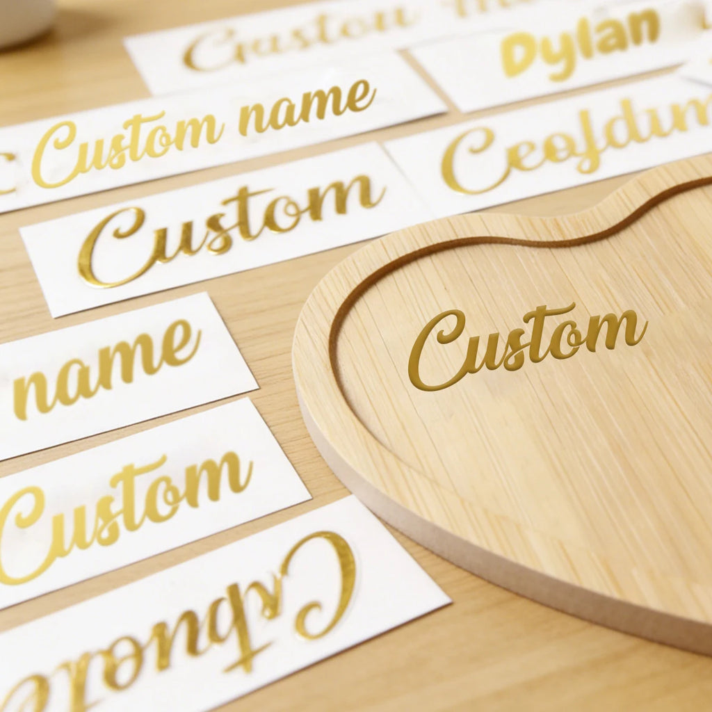 Pegatinas de nombre personalizadas en dorado efecto cristal con acabado elegante, adhesivo fuerte y diseño premium para bodas, regalos y decoración de negocios.