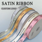 Cinta de satén personalizada con logo y texto impreso para bodas, regalos, decoración de eventos, packaging de marca y proyectos de manualidades.