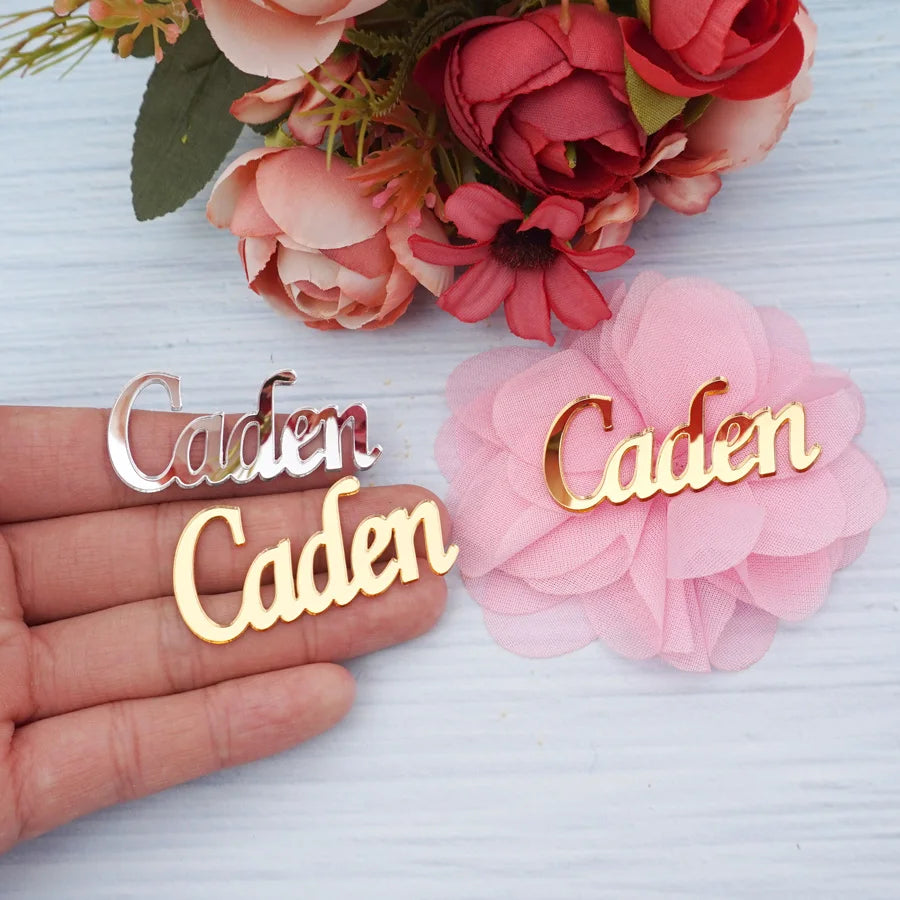 Etiquetas de nombre acrílicas espejo personalizadas doradas y plateadas para bodas y eventos, con acabado brillante y diseño elegante para decoración de mesa.
