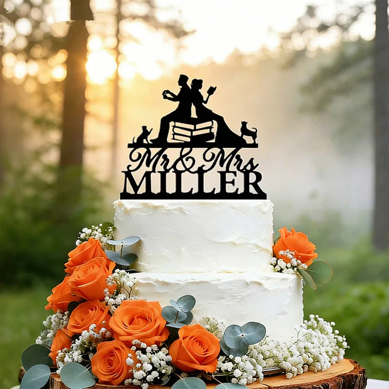Cake topper personalizado Mr & Mrs con apellido para boda en acrílico o madera sobre pastel de celebración.