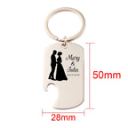 Llavero abridor personalizado de acero inoxidable con grabado láser de nombre y fecha, ideal como recuerdo de boda y regalo para invitados.