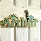 Cartel de madera personalizado con dinosaurios Stegosaurus y Brachiosaurus, decoración para habitación infantil, puerta o guardería, regalo único y adorable.
