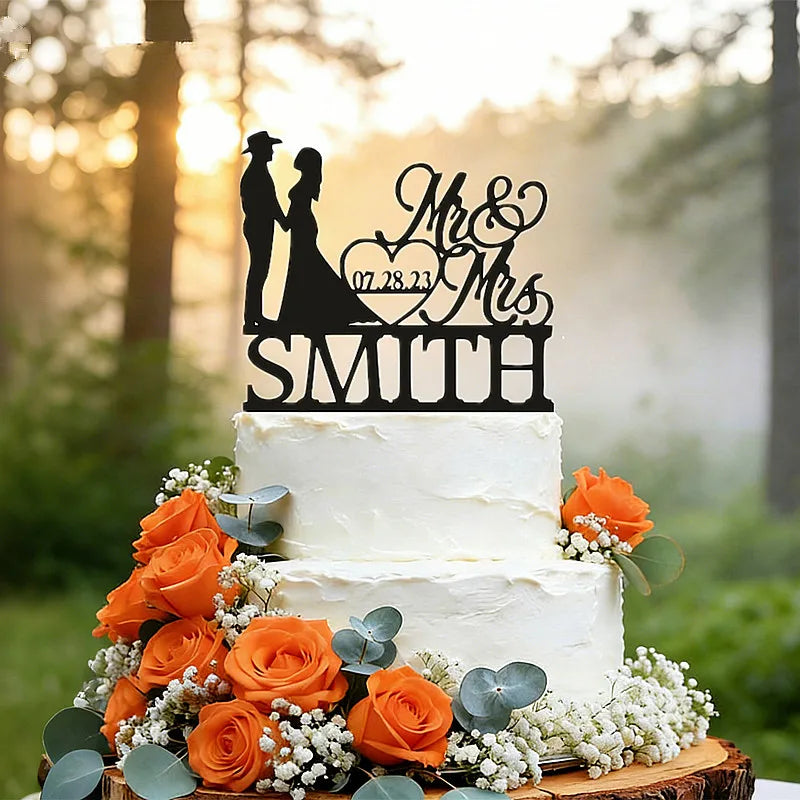 Cake topper personalizado Mr & Mrs con apellido para boda en acrílico o madera sobre pastel de celebración.