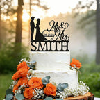 Cake topper personalizado Mr & Mrs con apellido para boda en acrílico o madera sobre pastel de celebración.
